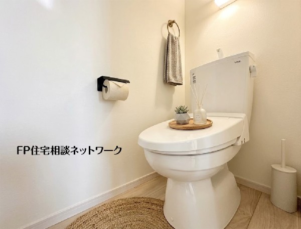 同仕様設備：【トイレ】  本画像はAIがCGで小物を作成しており、実際の現地に小物は設置されておりません。また、販売価格に小物等は含まれておりません。