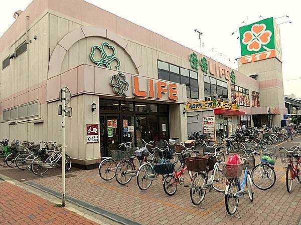 周辺環境:ライフ川崎桜本店(首都圏にも多くの店舗を持つ、大阪発祥の総合スーパーマーケット。)