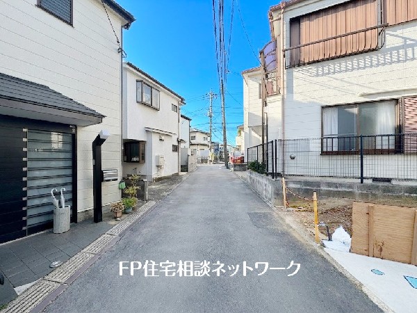 外観:大通りから1本入った場所に位置し、車通りも少なく静かな日常を送る事の出来る住環境です。