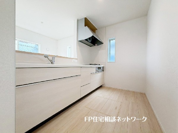 リビングで遊ぶお子様を見守りながらお料理が出来る対面式カウンターキッチンは、料理をしながらご家族との会話を楽しめます。毎日のお料理も楽しくなりますね。