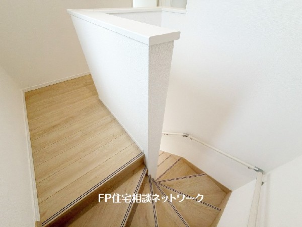 階段部分には自然の光を取り込むことの出来る、窓を配置しており明るい空間！お掃除の際には空気の換気などにも便利です。