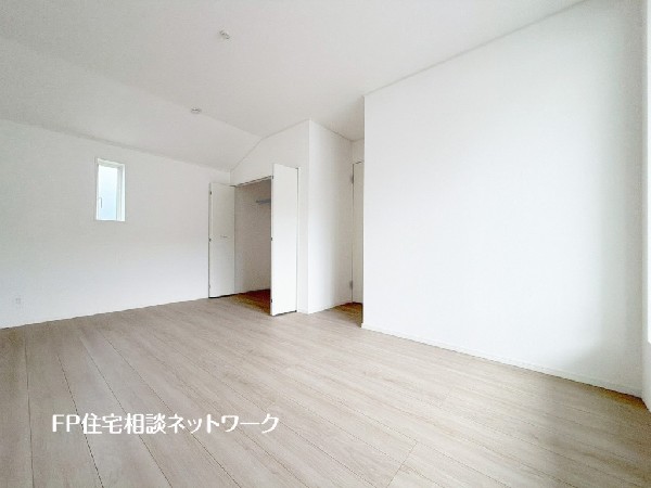 ナチュラルな色合いを基調にしたフローリングは心地よく飽きのない色合いで、カーテン、家具などのインテリアを合わせやすいのもうれしい。