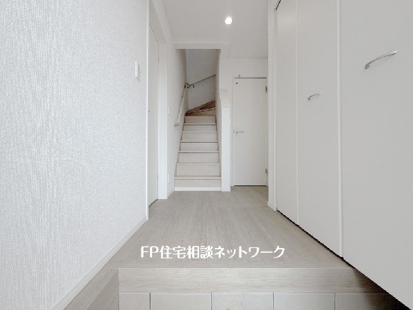 玄関ホールがスッキリ広々としていると帰る時も出ていく時も気持ちが良い。来客を出迎える玄関が綺麗ならその家の印象が良くなる。