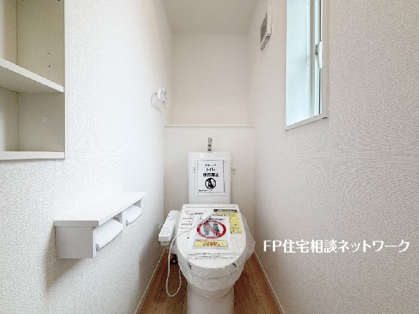 ウォシュレット、暖房便座機能付のトイレです。従来型に比べ節水効果があり、お手入れもしやすいので、家計も家事の負担も軽減してくれます。
