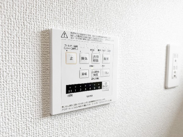 設備カラッとしない日が続き、外干しで乾きにくい時季などに重宝する、浴室換気乾燥機付です。花粉シーズンや、早く乾かしたい時など、様々な場面で家事の効率もUPします。