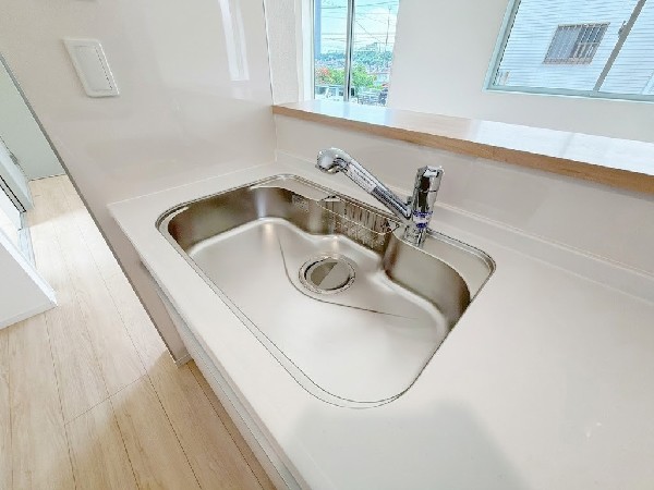 設備スタイリッシュな、浄水器一体型水栓です。水栓にシャワーホースと浄水器を内蔵し、カルキ臭など軽減。シャワーヘッドを引き出すことで、広いシンクのお手入れもラクラク。