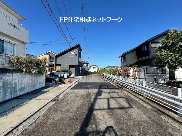 外観:区画整理された閑静な住宅街！前面道路は幅員6ｍあり、車のすれ違いも可能ですのでお車の運転が苦手な方でも安心です。
