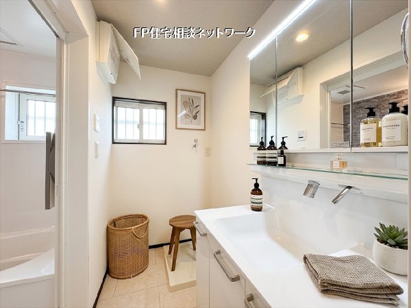 【洗面脱衣室】  本画像はAIがCGで小物を作成しており、実際の現地に小物は設置されておりません。また、販売価格に小物等は含まれておりません。