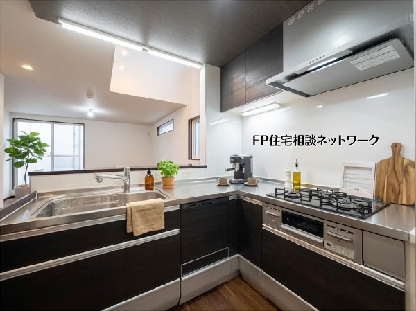 【キッチン】  本画像はAIがCGで小物を作成しており、実際の現地に小物は設置されておりません。また、販売価格に小物等は含まれておりません。