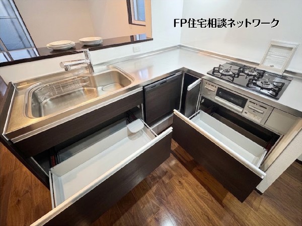 【キッチン】  家事動線に優れたL字型キッチン。収納力豊富なスライド引き出しや食洗機など、忙しい毎日を支える設備が充実しています。家族との会話も弾む対面式です。