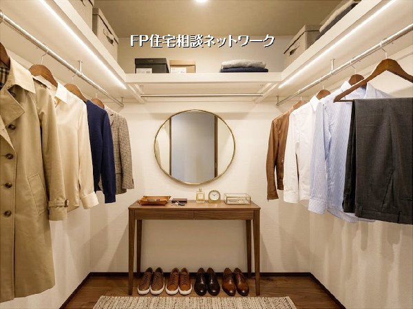 【ウォークインクローゼット】  本画像はAIがCGで家具・衣類を作成しており、実際の現地に家具・衣類は設置されておりません。また、販売価格に家具・衣類等は含まれておりません。