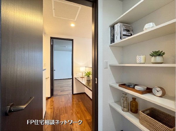 【3階収納│廊下】  本画像はAIがCGで家具・小物を作成しており、実際の現地に家具・小物は設置されておりません。また、販売価格に家具・小物等は含まれておりません。