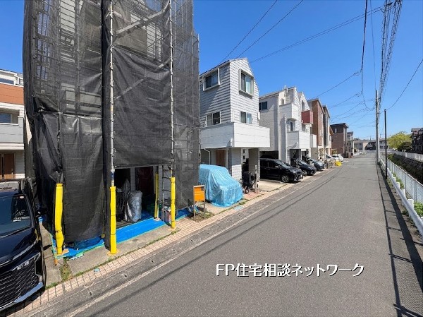 外観:【外観】  開放的な前面道路に面した、陽当たり良好な新築戸建。スッキリとした街並みが新生活を彩ります。