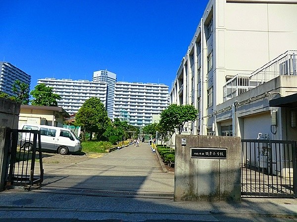 周辺環境:日吉小学校　(学校教育目標「豊かな人間性をもち、たくましく生きる子」めざす子どもの姿は心身ともにたくましい子、進んで活動する子、認め合い助け合う子。)