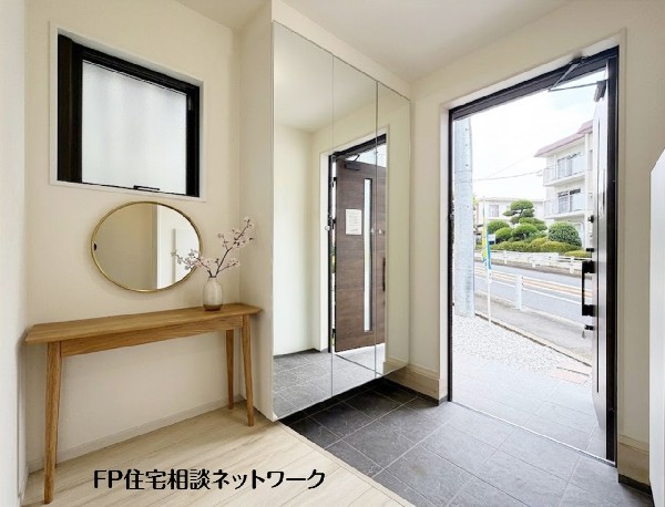 【玄関ホール】  ゆとりある玄関ホールが住まいに開放感を演出。大型収納を備え、家族みんなの靴や小物もすっきり整理できる、使い勝手に配慮した住まいです。