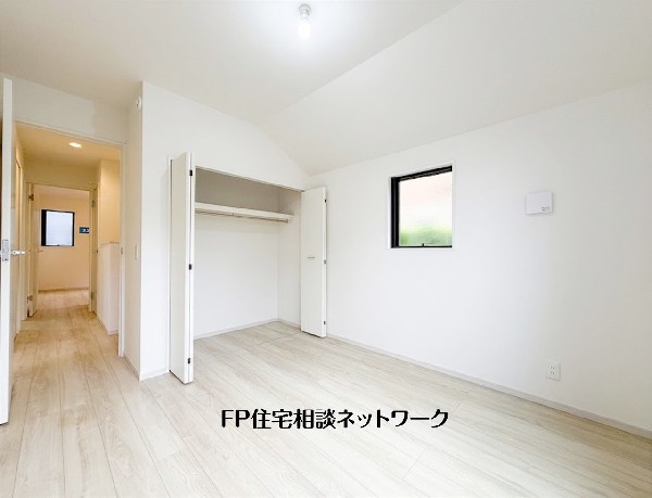 【洋室│5.2帖】  勾配天井が広がりを演出する明るい洋室。奥行きのあるクローゼットを備え、衣類や季節用品もすっきり収納できる、使い勝手の良い空間です。