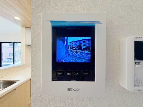 【TVモニタ付インターホン】モニター付インターホンが標準仕様です。不安になりがちな防犯面。目で確認できるからあんしんです。