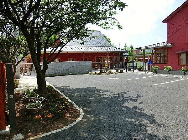 周辺環境:ひらお保育園(稲城市の認可保育園。1971年創立。各年齢約30名、合計約160名の定員。午前6時から午後7時まで預かってくれる。)