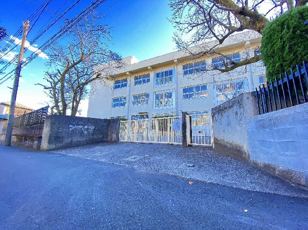 周辺環境:狛江市立狛江第一中学校(成長の過程でより濃い時間を過ごす3年間。お子様にとって、とても大切な思い出となるはずです。)