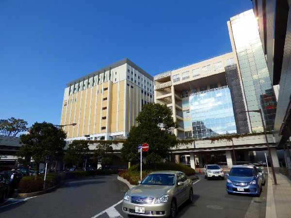 周辺環境:新百合ヶ丘駅　(ショッピングモールや映画館のある駅ビルが立ち並ぶ人気の駅です。区役所等の公共機関も多数集まっており便利です。)