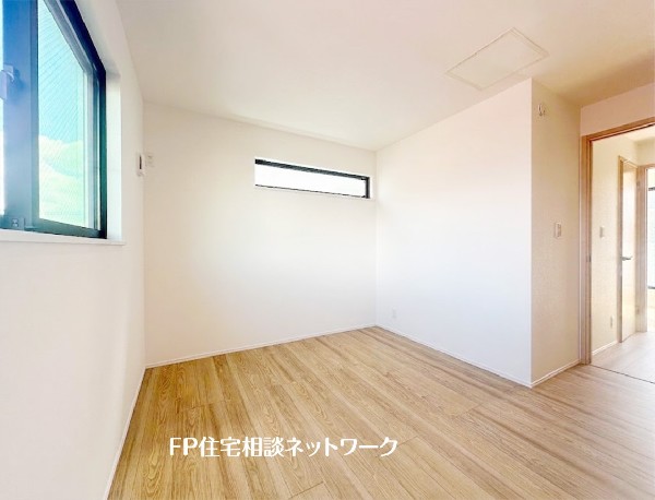 【洋室│6帖】  窓からの採光が心地よい室内。白い壁とフローリングが明るい空間を演出し、広がりを感じさせます。隣の部屋への動線も確保されており、生活しやすい間取りです。