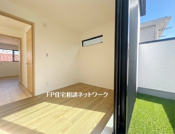 【バルコニー】  本画像はAIがCGで芝を作成しており、実際の現地に芝は設置されておりません。また、販売価格に芝等は含まれておりません。