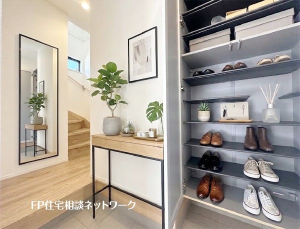 【玄関】  本画像はAIがCGで靴・小物を作成しており、実際の現地に靴・小物は設置されておりません。また、販売価格に靴等は含まれておりません