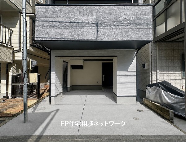 外観:ビルトイン車庫：本画像はAIがCGで土間を作成しており、実際の現地に土間は施工されていません。