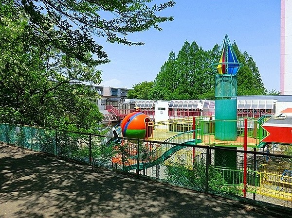 周辺環境:平尾わかば幼稚園(教育理念・モットーは、「人間味あふれる心の豊かな人間を育てたい。豊かな感性を原体験を通して育てたい。健康な心と体を培いたい。)