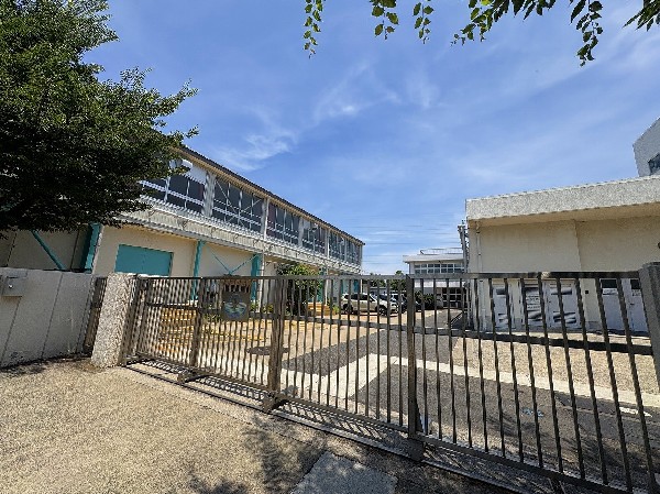 周辺環境:新吉田第二小学校　(お子様が一日の中でも長い時間を過ごす小学校。どんどん成長していくお子様の姿が目に浮かびます。)