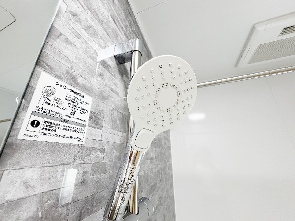 同仕様設備：高級感溢れるメタルタイプのビックシャワーヘッドを採用。流すだけで贅沢な気分に。