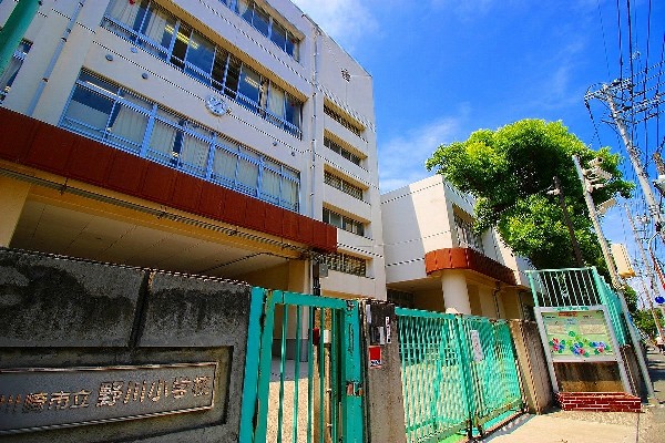 周辺環境:野川小学校(明治6年創立で約155年の歴史がある学校。総生徒数約780人で各学年120～130人。)