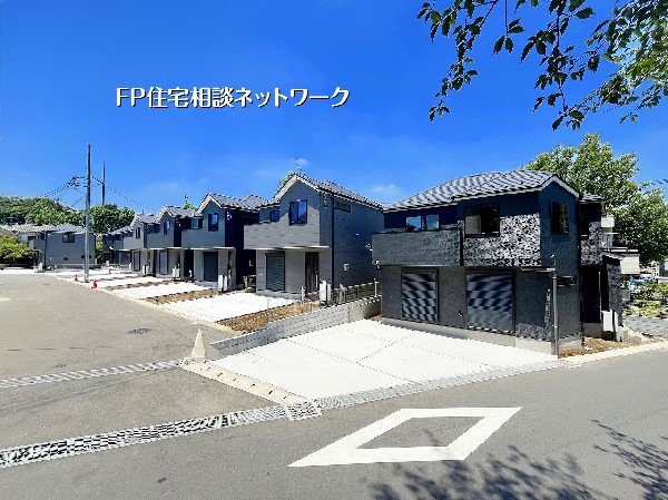 外観:【類似外観同仕様】  施工例のため分譲中の建物とは外壁、屋根開口部等の形状・仕様が異なります。