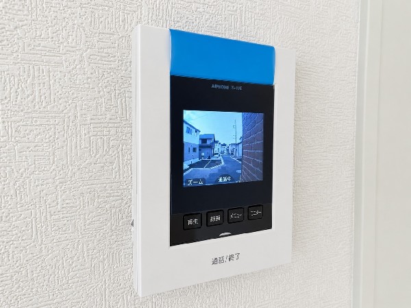 【TVモニター付インターホン】「同仕様設備」　モニター付インターホンが標準仕様です。不安になりがちな防犯面。目で確認できるからあんしんです。