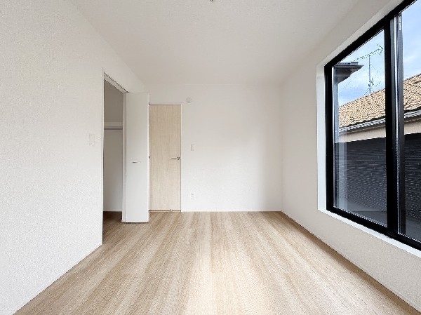 大きな窓で日差しを長時間受ける事が出来る暖かいお部屋です。もちろんペアガラスで、遮音性にも優れ、結露も発生しにくい構造。