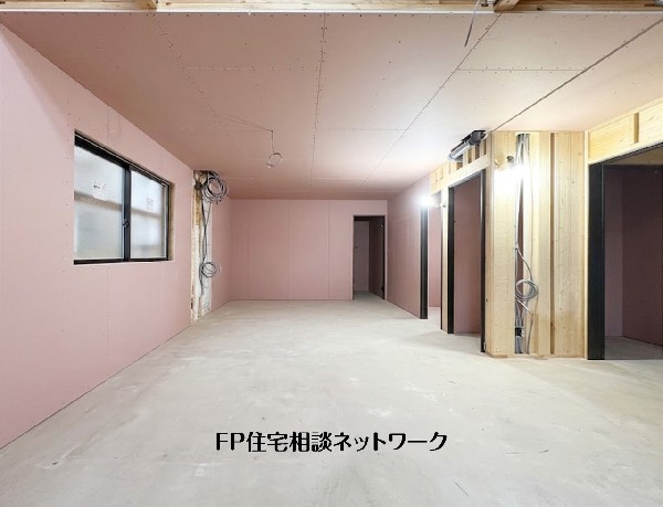 【LDK17.3帖+吹抜け】  黒い建具枠も設置されており、内装基盤が作られる段階です。 