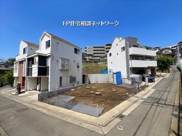 外観:高台に位置し、陽当たり・通風共に良好な住環境。駅徒歩圏内の利便性も魅力です。
