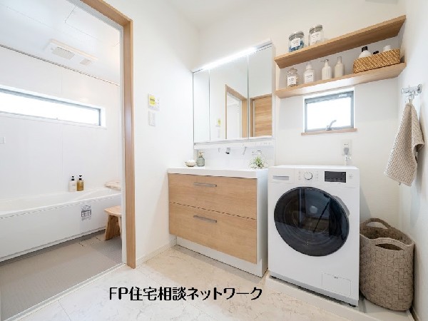 【浴室洗面室】本画像はAIがCGで家具を作成しており、実際の現地に家具は設置されておりません。また、販売価格に家具等は含まれておりません。