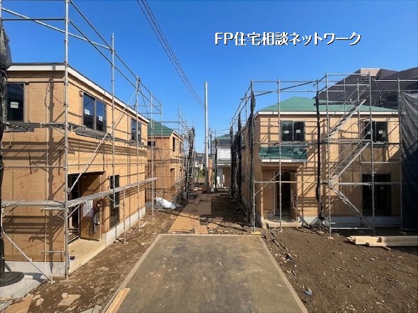 外観:青空に映えるデザイナーズ住宅が誕生。全棟南向きの明るい住空間で、家族の笑顔が広がります。統一感のある街並みが美しい、閑静な住宅街での新生活。