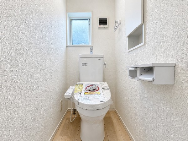 掃除用品やトイレットペーパーなど、ちょっとしたものを収納するのに便利なトイレ内収納。自作の棚と違い、おさまりがよくすっきりとした印象を与えます。見えるところにものが出ないので、清潔な印象を与えますね。