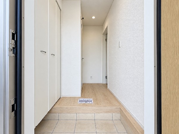散らかりがちな玄関もスッキリと保てる玄関収納は、家の中に入る時最初に目に付く場所だからこだわりたいですよね！木目調の落ち着いた雰囲気の色目が、お部屋の雰囲気をそのまま表している家の顔です。