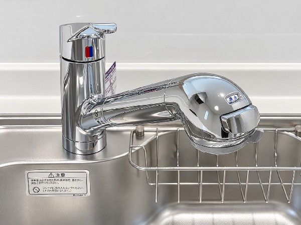 【ビルトイン浄水器】キッチンには浄水器を標準装備。最近は水を飲むという場面以外にも料理で使用したり、野菜を洗う場合もキレイな水で洗いたいという人が増えてきています。