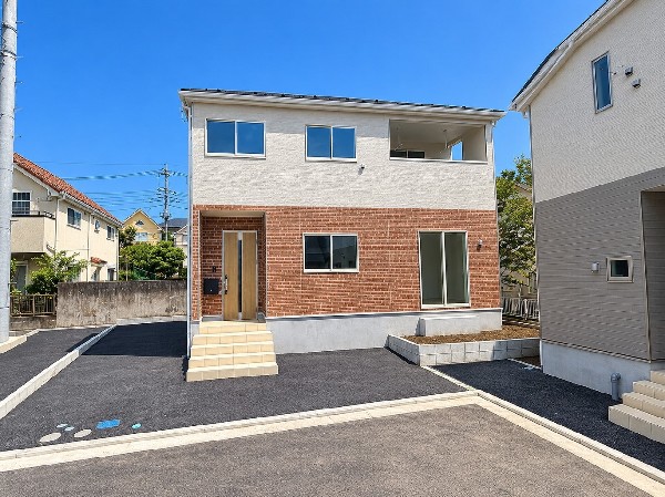 外観:閑静な住宅地で子育て家族にピッタリ。毎日のお散歩も快適な緑に恵まれたエリアで、自然に包まれた穏やかな暮らしを実現するための、ゆとりある住環境が整っています。緑の潤いを感じながらホッと生活できそう。