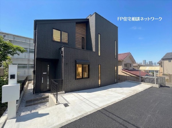 外観:【類似外観同仕様】施工例のため分譲中の建物とは外壁、屋根開口部等の形状・仕様が異なります。