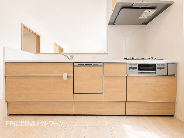 新しいキッチンは食事の支度も楽しく出来る。お手伝いをしてくれるお子様と並びながら準備や片付けが出来るキッチンは、ご家族のコミュニケーションを育む場として活躍します。