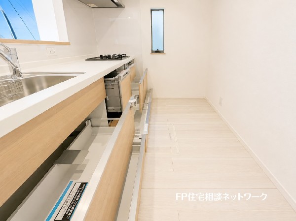スライド収納付きのシステムキッチン。料理器具なども収納できて出し入れもスムーズ。収納量もたっぷりなので料理器具やストック調味料なども入れられる。