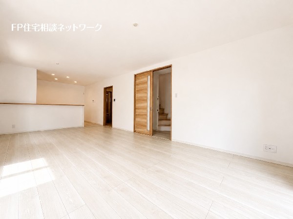 大切な家族が集まるからこそLDKにはこだわりたい。日当たりのよい広いＬＤＫを、子供たちが元気に走り回っている姿を見た時「広い家にして良かった」と思う。