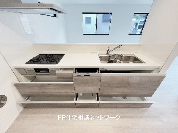スライド収納付きのシステムキッチン。料理器具なども収納できて出し入れもスムーズ。収納量もたっぷりなので料理器具やストック調味料なども入れられる。