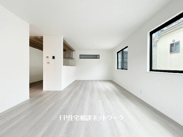 19帖の広々ＬＤＫ。ダイニングテーブルやソファーなどの家具もしっかりと配置できます。ゆったりとした広さの空間でご家族だんらんの時間をお過ごしください。