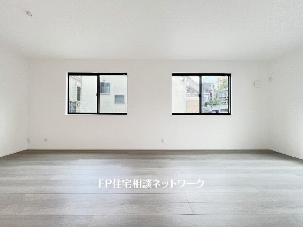 オープンな空間を生み出す、広がりとゆとり。家族と過ごす時間を大切にしたい方にぴったりのゆとりある住空間です。日差しがリビングの隅々までしっかりと届きます。